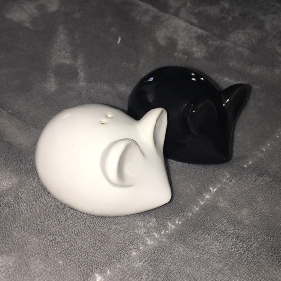 SALT AND PEPPER SHAKERS - Picture 2 of 2